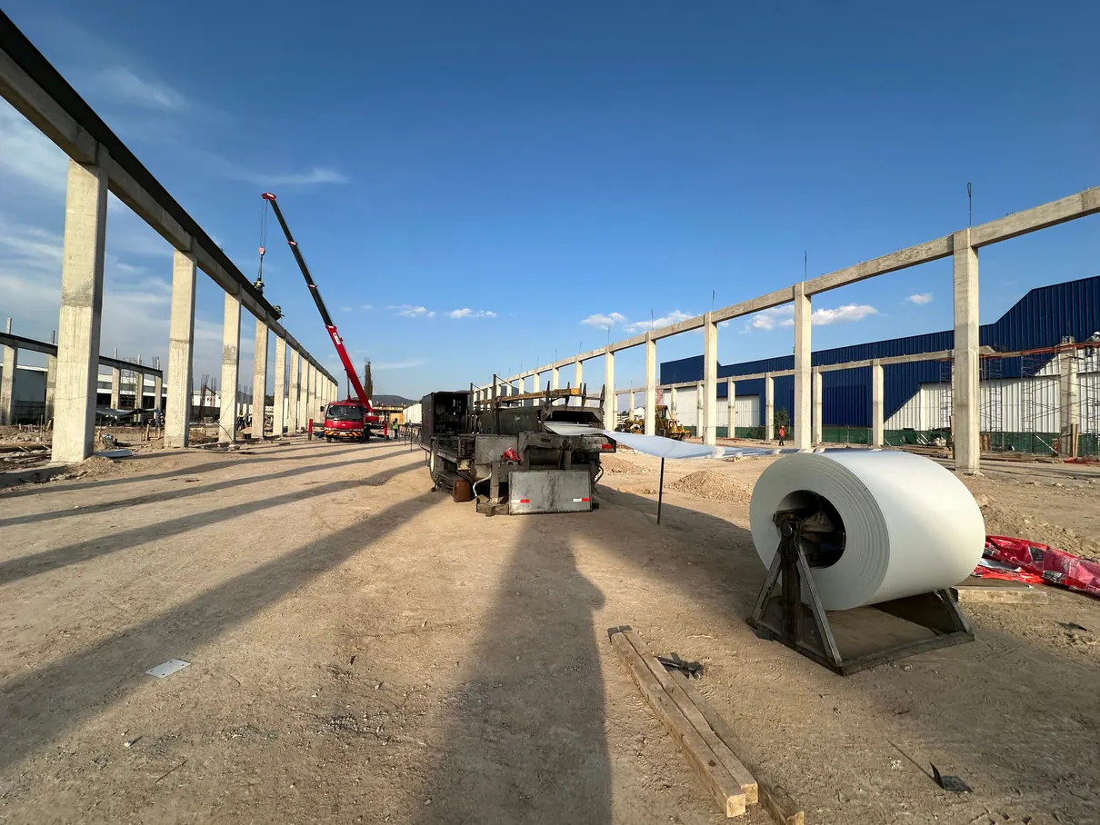 Montaje de estructura metálica en nave industrial